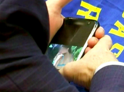 Румынского сенатора поймали за разглядыванием голых девушек во время речи Канду