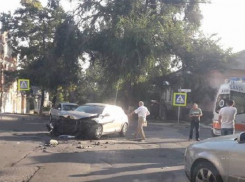 При столкновении двух автомобилей элитных марок пострадал мужчина 