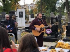 Сын Теодоровичей спел на могиле своих родителей