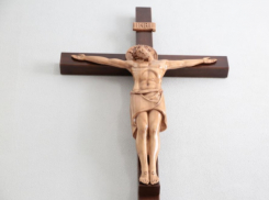 Суд обязал МВД убрать православный крест с холла учреждения