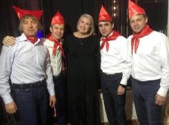 Одесские депутаты на Новый год нарядились советскими пионерами и вызвали ярость националистов