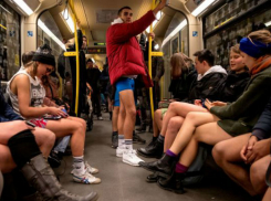 Забавную массовую акцию «День в метро без штанов» сняли на фото и видео