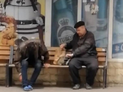 На Буюканах пьяного мужчину ограбил прямо на остановке его сосед