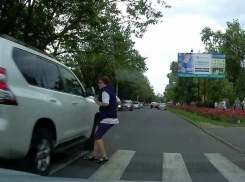 Внедорожник чудом не сбил женщину на зебре в Кишиневе и попал на видео