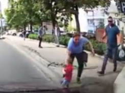 Отважная женщина спасла малолетнего ребёнка, выбежавшего прямо на проезжую часть