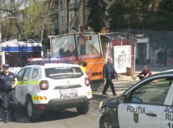 В Кишинёве троллейбус снёс троллейбусную остановку