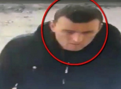 Мужчина украл iPhone со стола замдиректора школы в Кишиневе и попал на видео