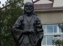 Кощунством назвали жители Чадыр-Лунги перекраску основателя гагаузской письменности в черный цвет