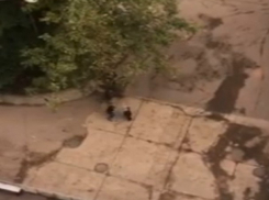 Нападение хулиганов на мужчину в центре Кишинева снял на видео житель дома