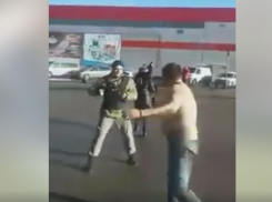 В Бельцах нетрезвый мужчина в ярости сломал забор, напал на полицейских и отколотил две машины