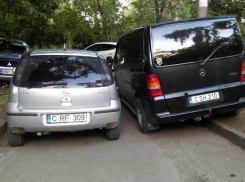 «Двух дебилов», оригинально припарковавшихся на тротуаре, запечатлели в Кишиневе