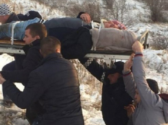 Упавшего с обрыва водителя на окраине Кишинева пришлось вытаскивать вручную на носилках