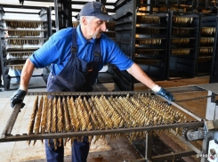 Опасная еда: девятилетняя девочка ослепла из-за копченой кильки