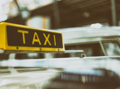 Полосы общественного транспорта станут доступны для таксистов