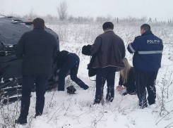 Водителя и его дочь, пострадавших в жуткой аварии в Страшенах, спасли полицейские