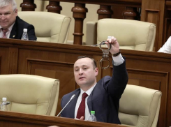 Социалисты принесли Гимпу на заседание парламента наручники