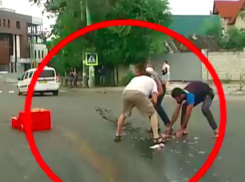 Паническое собирание мужчинами «сбежавшего» мяса с асфальта в Кишиневе сняли на видео