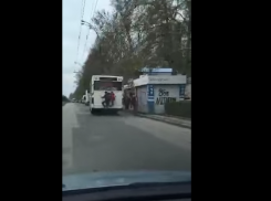 В столице дети прокатились на бампере автобуса 