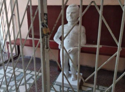 Скандальную скульптуру «писающего» кандидата в генпримары закрыли в «обезьяннике»