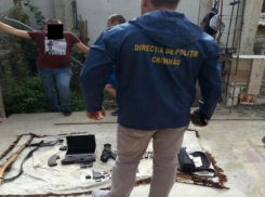 «Набор киллера» с оружием и боеприпасами обнаружили в тайниках жителя Хынчештского района 