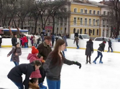 Каток и карусели решили установить к праздникам на улице 31 августа 1989 года