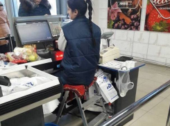 Сидящая на стремянке девушка-кассир в столичном супермаркете вызвала бурные споры в Сети  