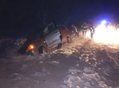 Труднейшая ночь: спасатели вызволяли автомобили из снега