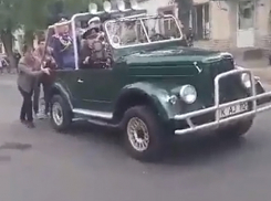 Парни дотолкали сломавшийся ретро-автомобиль с ветеранами на Марше памяти в Кишиневе 
