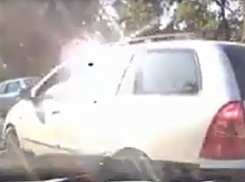 Потрясающе рискованный маневр водителя в центре Кишинева сняли на видео