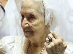 Свадьба года: юноша женился на сестре своей бабушки, чтобы не воевать в Донбассе