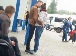 Юноша с битой принялся обнимать любимую девушку на Северном автовокзале столицы 