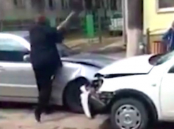 Мужчина разбил лопатой три автомобиля у офиса либералов в Кишиневе