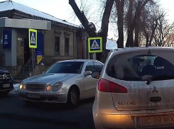 Наглая дама за рулем иномарки вообразила себя танкистом на односторонней улице Кишинева 