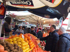 Всегда с народом: Игорь Додон отправился на Центральный рынок Кишинева и пообщался с продавцами и посетителями