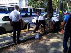 В центре Кишинева работники фирмы сами ремонтируют тротуар