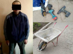 Полиция поймала воришку, который пробрался во двор и украл строительные инструменты