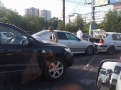 В цепной аварии возле Цирка пострадали не менее четырех авто