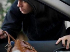 Дерзкое нападение на женщину за рулем автомобиля совершили одесские разбойники 