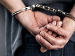 Год тюрьмы: кишиневец ударил полицейского кулаком и пытался завладеть его оружием