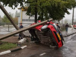 Автомобиль протаранил два столба в Бельцах и перевернулся 