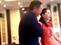 Поцелуй взасос отца жениха и невесты спровоцировал драку на свадьбе