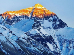 Пандемия COVID-19 теперь и на Эвересте: зафиксирован первый случай заражения альпиниста 