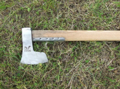 Скандалист с топором напал на полицейских и был ранен выстрелом из пистолета