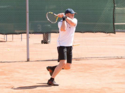 Утомленный политикой спикер парламента устроил странную теннисную битву