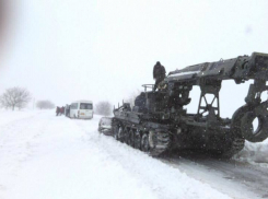 На одной из трасс для уборки снега задействовали танк