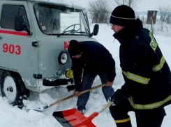 Школьный автобус и три машины скорой помощи застряли в снежных завалах на трассах Молдовы