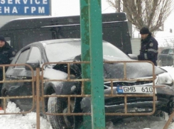 Столкновением с опорой рекламного щита закончилась поездка по скользким улицам для жительницы столицы