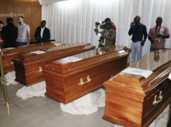 Гробы с телами разбившихся в Африке молдавских летчиков встретили их родственники в аэропорту Кишинева