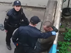 Давили пальцы берцами: издевательства украинских полицейских над мужчиной попали на видео 