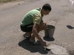 Водитель из Каушанского района не дождаля ремонта самостоятельно заделал ямы на трассе